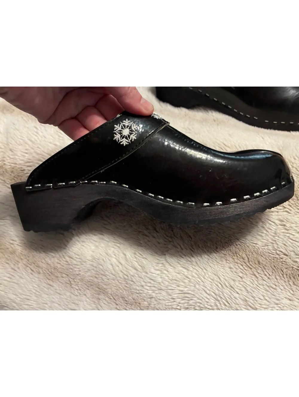 Hanna Andersson Black Patent Leather Snowflake Swedish Clogs Size 40 US 9-9.5
